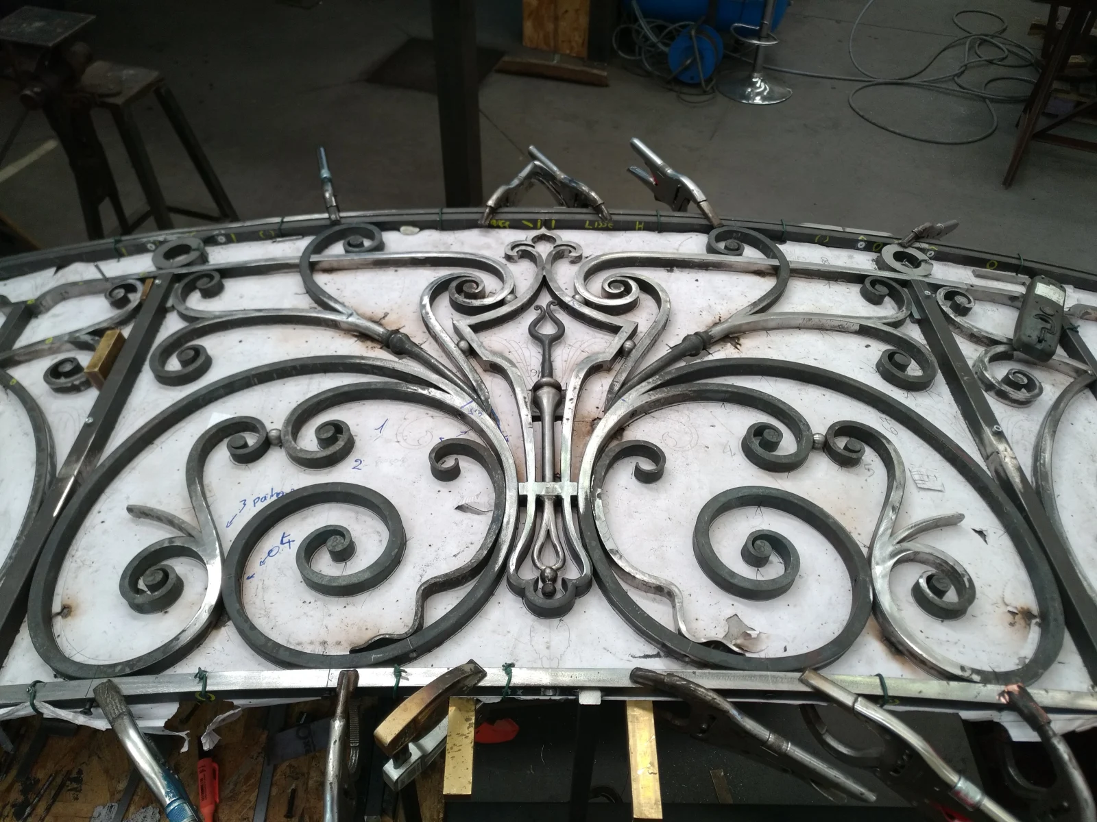 Fabrication d'un balcon cintré pour l'étranger